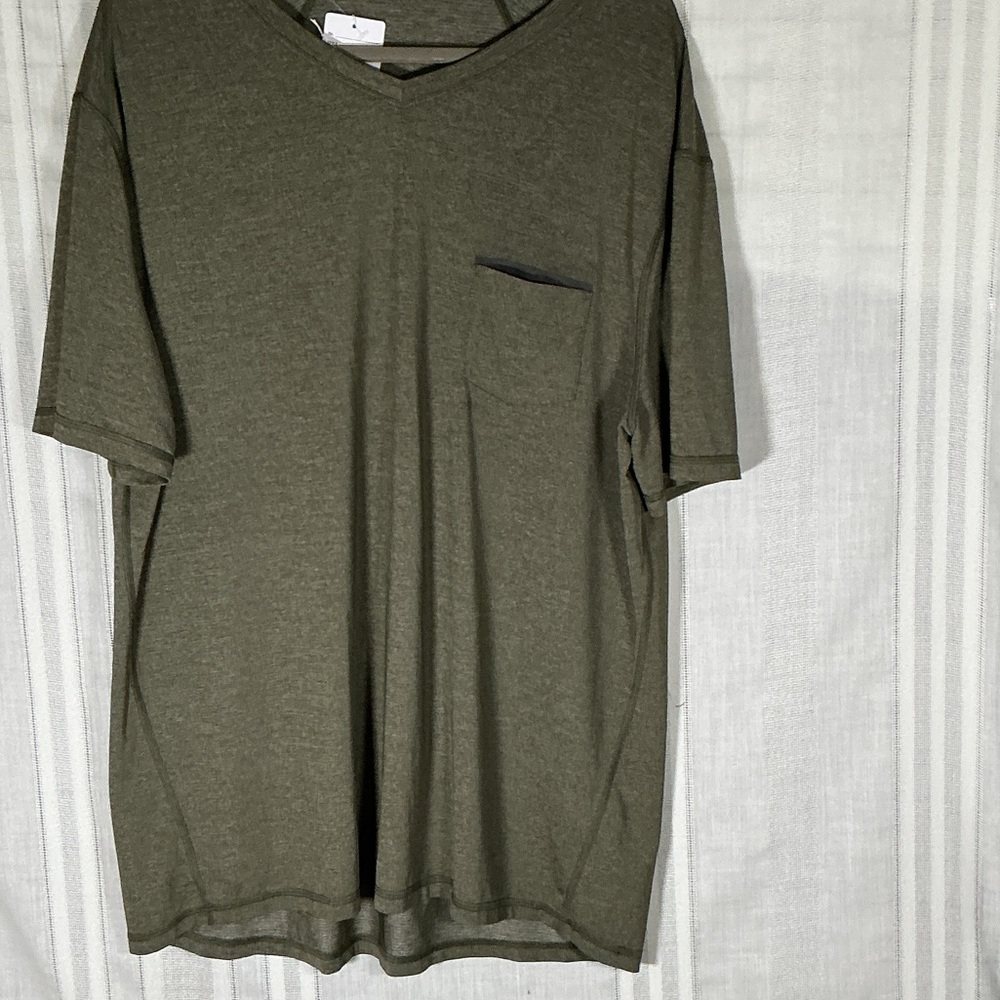 Lululemon Men’s Olive Green V-Neck Pocket Tee XXL Short Sleeve
